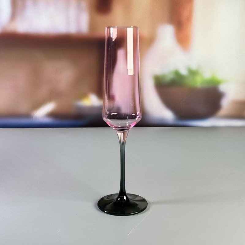 kualitas Hand-blow Color Gradient Wine Glass Set High Quality Crystal Wine Glass For Gift For Weeding pabrik