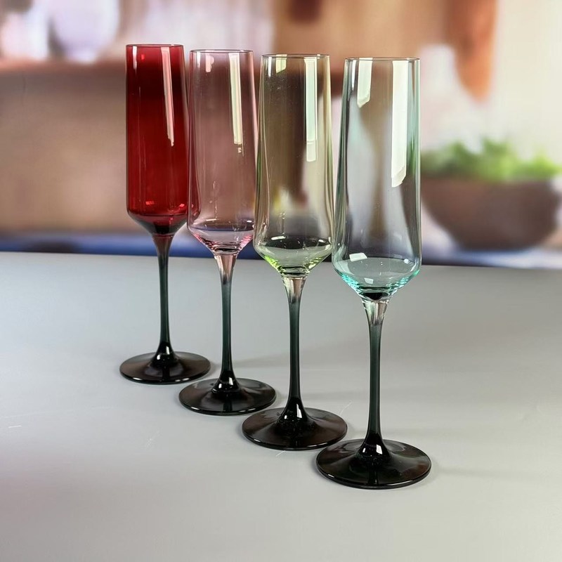 kualitas Hand-blow Color Gradient Wine Glass Set High Quality Crystal Wine Glass For Gift For Weeding pabrik