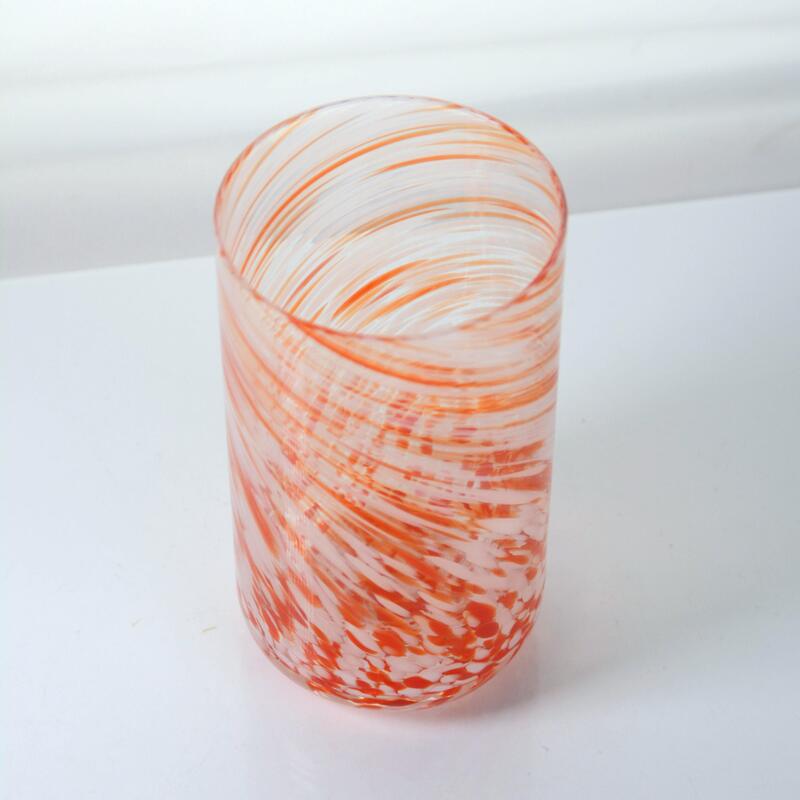 kualitas Orange Swirl Confetti Glass Cup yang Ditiup Tangan - Cangkir Minum Kerajinan untuk Wiski dan Koktail pabrik
