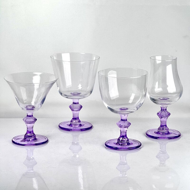 kualitas 4‑Pack Vintage Purple Stem Wine Glasses, Assorted Shapes Clear Cup with Decorative Purple Stem, Handblown Glass Goblets for Wedding Party Home Tabletop Decoration pabrik