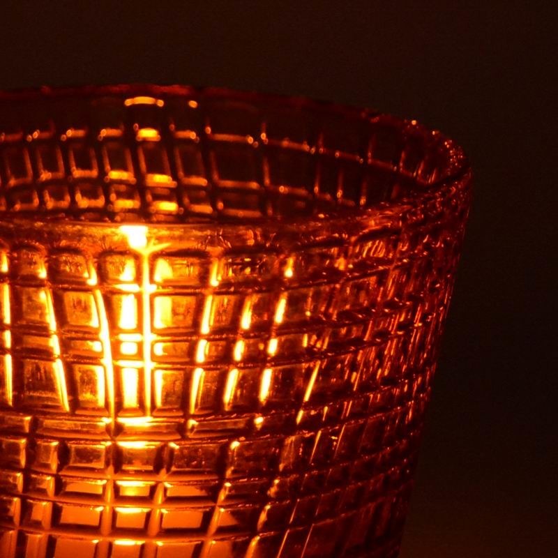 kualitas Embossed Linen Pattern Solid Amber Glass Tea Light Holders pabrik