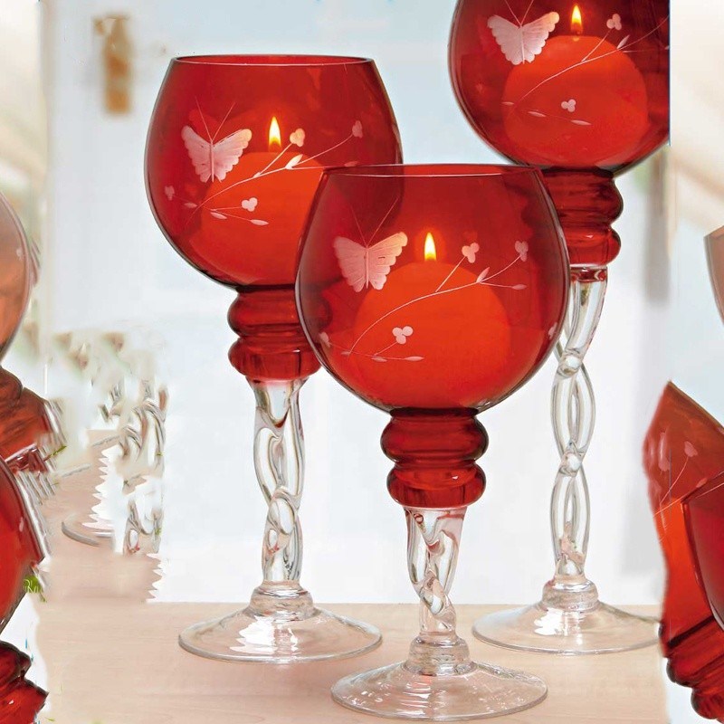 kualitas Hand Cutted Design Red Glass Candle Holders With Color Long Stem pabrik