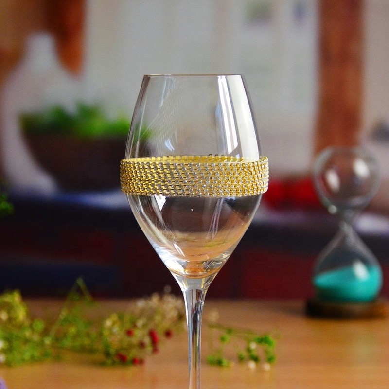 kualitas Diamonds Decorated Crystal Wine Glass As Anniversary Gift pabrik