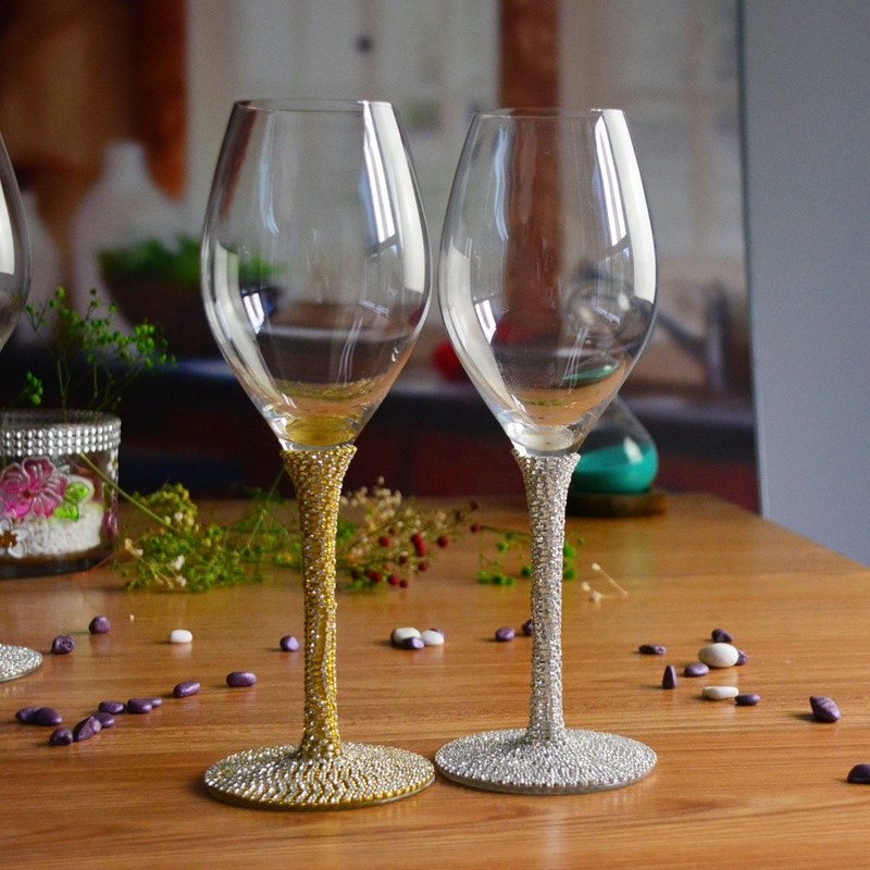 kualitas Diamonds Decorated Crystal Wine Glass As Anniversary Gift pabrik