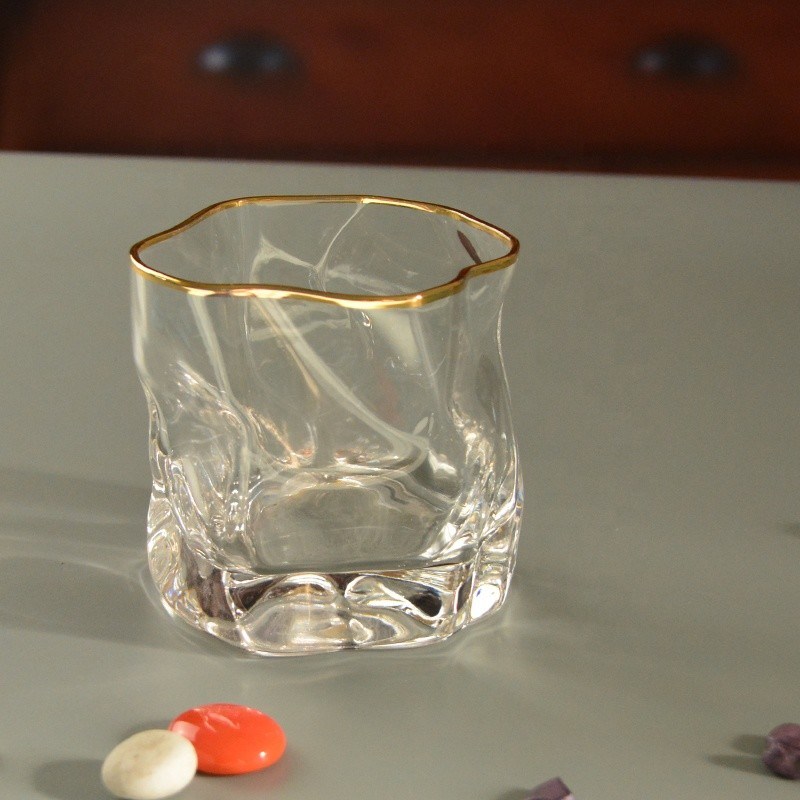kualitas Irregular Handmade Whiskey Glass With Gold Rim pabrik