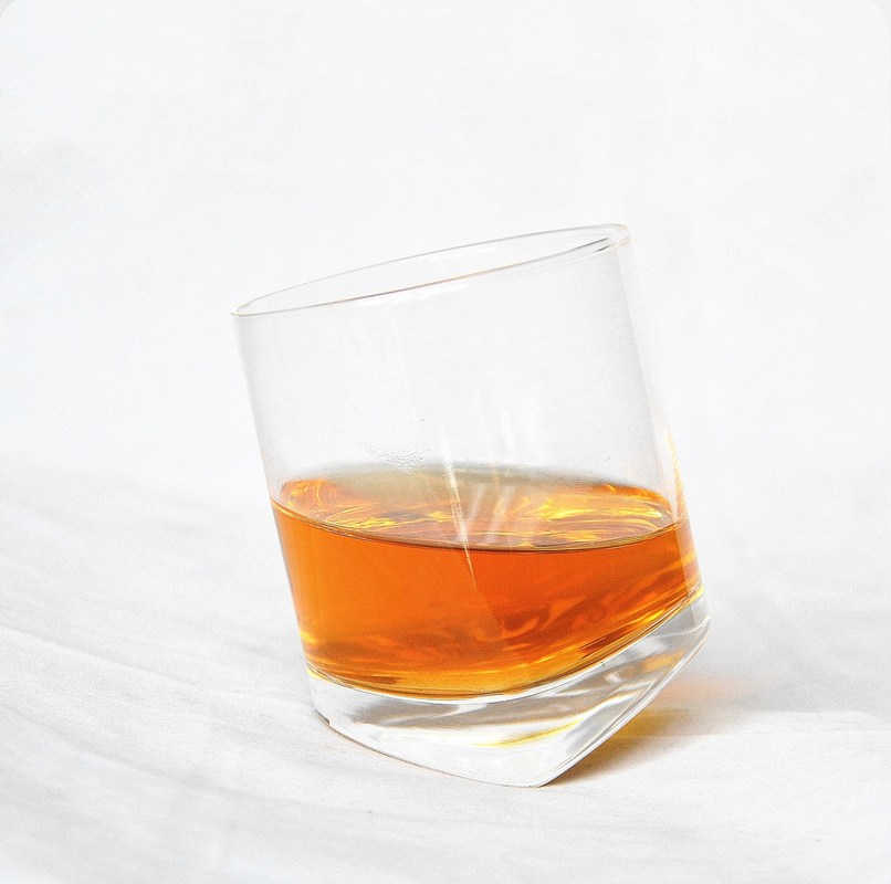 kualitas Lead Free Slanted Bottom Round Whiskey Tasting Glasses pabrik