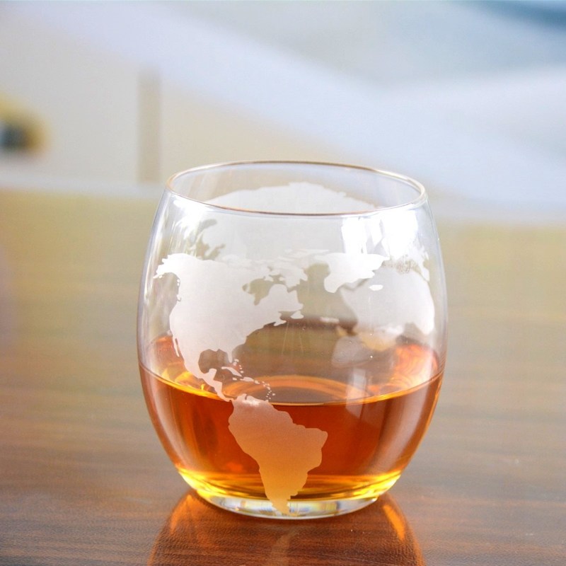 kualitas Globe Design Etched Handmade Whiskey Glass , Whiskey Tasting Glasses For Restaurant pabrik