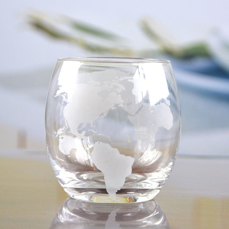 kualitas Globe Design Etched Handmade Whiskey Glass , Whiskey Tasting Glasses For Restaurant pabrik