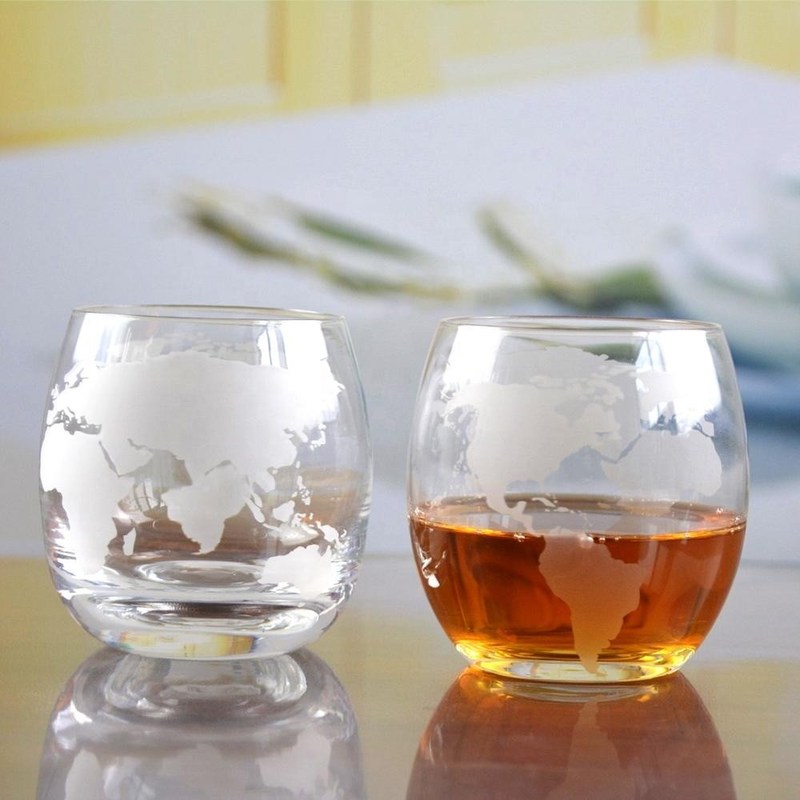 kualitas Globe Design Etched Handmade Whiskey Glass , Whiskey Tasting Glasses For Restaurant pabrik