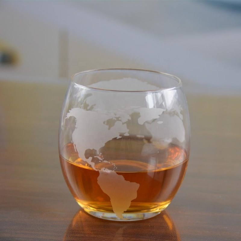 kualitas Globe Design Etched Handmade Whiskey Glass , Whiskey Tasting Glasses For Restaurant pabrik
