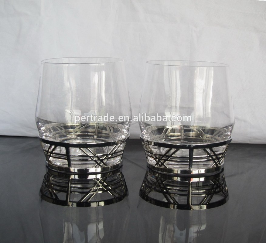 kualitas Retro Style Metal Base Rock Glass Handmade Whiskey Glass , Crystal Whisky Glasses pabrik