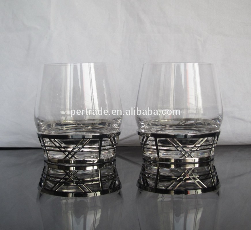 kualitas Retro Style Metal Base Rock Glass Handmade Whiskey Glass , Crystal Whisky Glasses pabrik