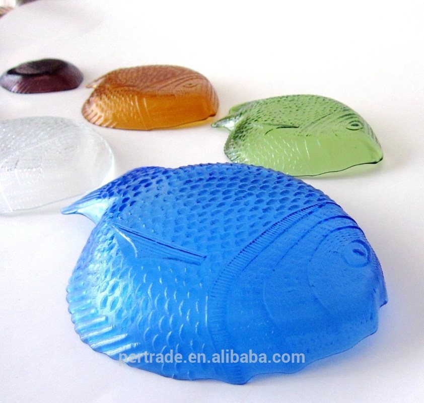 kualitas Fish Shaped Embossed Colorful Glass Charger Plates pabrik