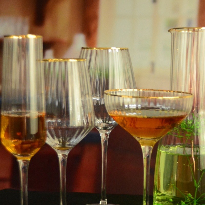 kualitas Customize Gold Rim Optical Stripes Crystal Cocktail Glasses pabrik