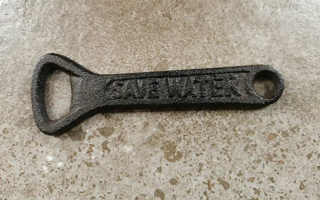 kualitas Exquisite Rustic Metal Bottle Opener Cast Iron Crafts pabrik