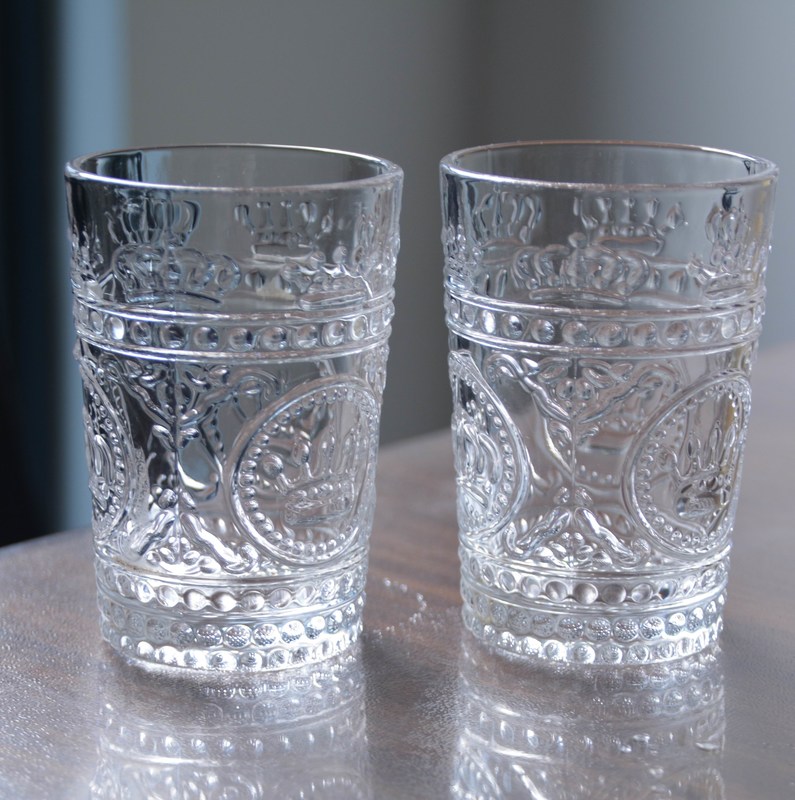 kualitas 8Oz Crown Design Embossed Tumbler Drinking Glasses pabrik