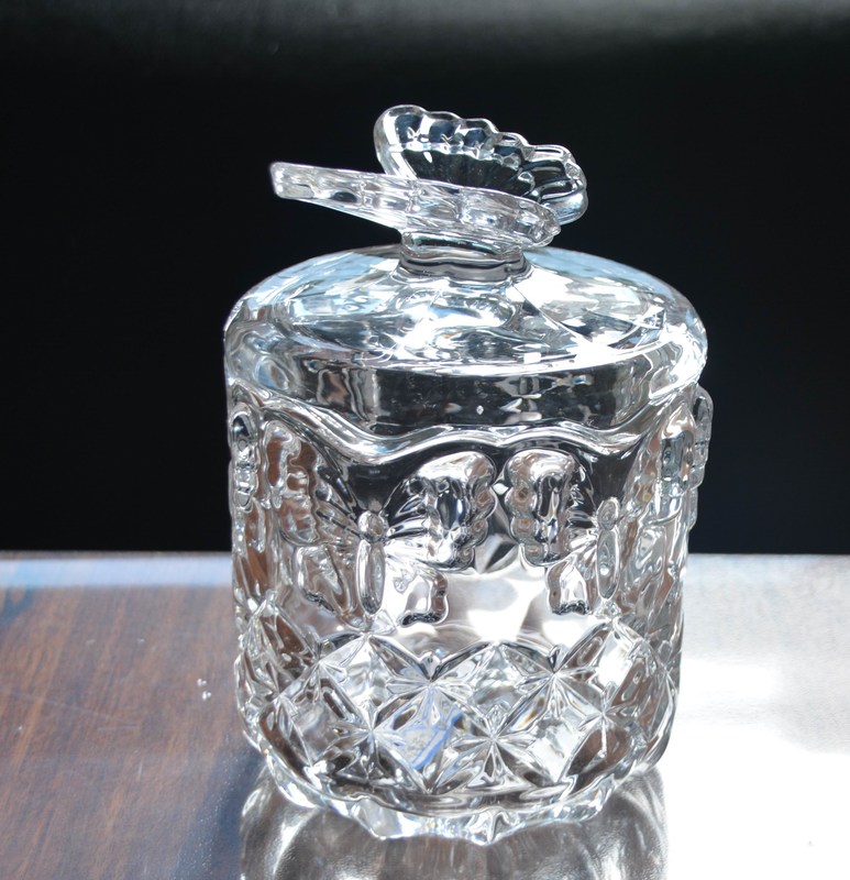 kualitas Butterfly Embossed Creative Crystal Glass Storage Jars pabrik