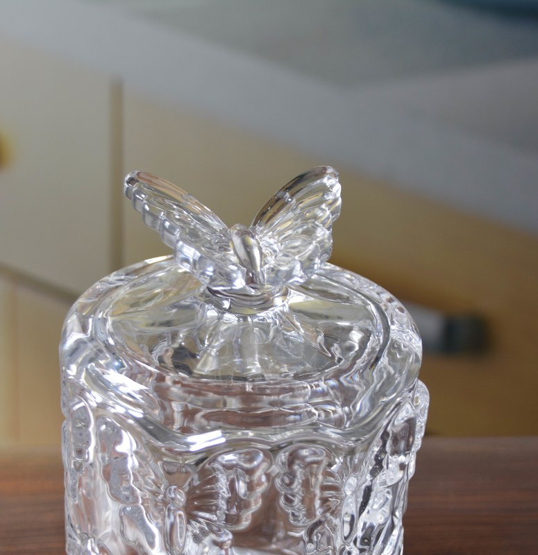 kualitas Butterfly Embossed Creative Crystal Glass Storage Jars pabrik