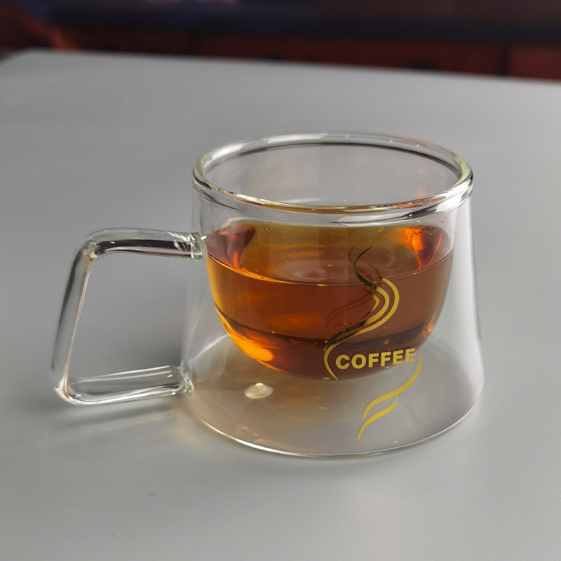 kualitas 200ml Borosilicate Double Layer Glass Coffee Mug With Golden Logo pabrik