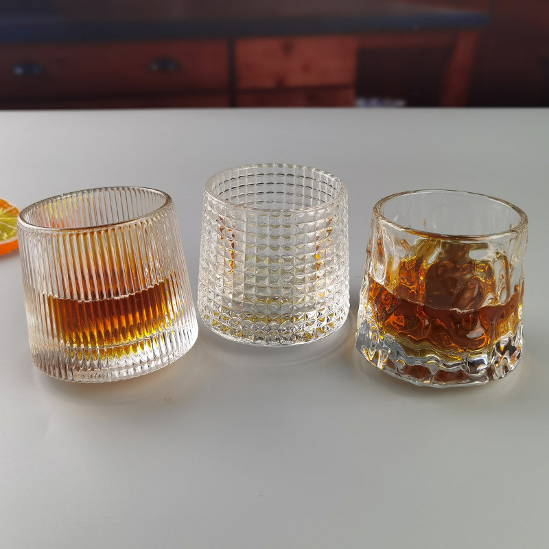 kualitas Lead Free  FDA Embossed Handmade Whiskey Glass Turning Bottom pabrik