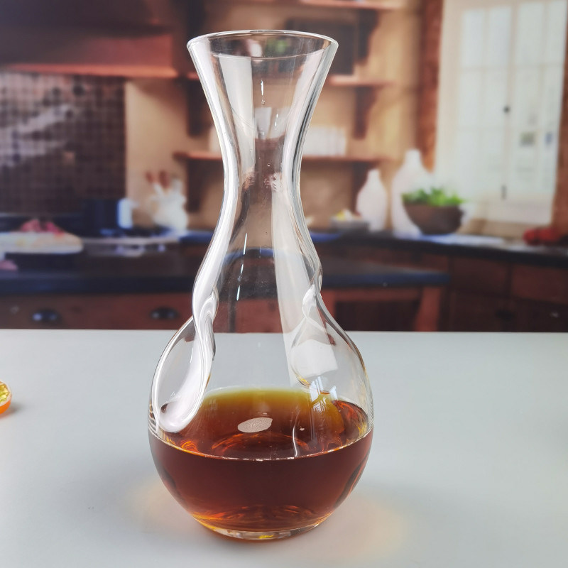 kualitas 750ml SGS Aerating Crystal Wine Decanter With Twisted Swirling Design pabrik