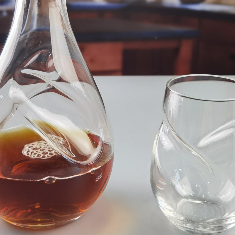 kualitas 750ml SGS Aerating Crystal Wine Decanter With Twisted Swirling Design pabrik