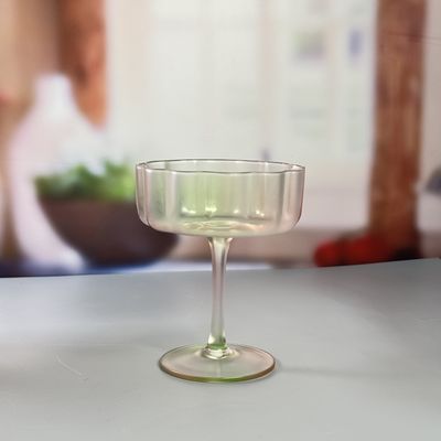 kualitas Kaca Martini 190Ml Warna Semprotan Khusus Coupe Buram Gradien Tiga Warna Cocok untuk Penyajian Koktail dan Tampilan Bar pabrik
