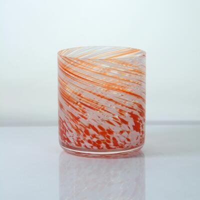 kualitas Orange Swirl Confetti Glass Cup yang Ditiup Tangan - Cangkir Minum Kerajinan untuk Wiski dan Koktail pabrik