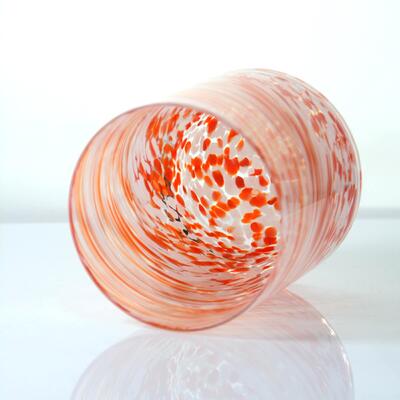 kualitas Orange Swirl Confetti Glass Cup yang Ditiup Tangan - Cangkir Minum Kerajinan untuk Wiski dan Koktail pabrik