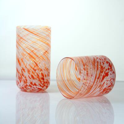kualitas Orange Swirl Confetti Glass Cup yang Ditiup Tangan - Cangkir Minum Kerajinan untuk Wiski dan Koktail pabrik