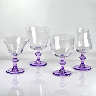 kualitas 4‑Pack Vintage Purple Stem Wine Glasses, Assorted Shapes Clear Cup with Decorative Purple Stem, Handblown Glass Goblets for Wedding Party Home Tabletop Decoration pabrik