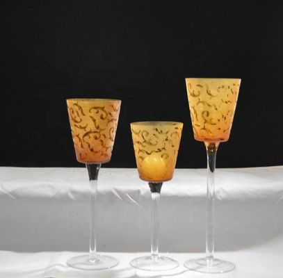 kualitas Tulip Shape Long Stem Candle Holders With Engrave Pattern pabrik
