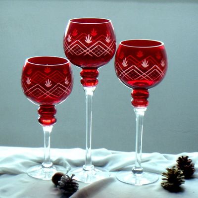kualitas Hand Cutted Design Red Glass Candle Holders With Color Long Stem pabrik