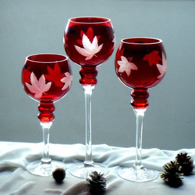 kualitas Hand Cutted Design Red Glass Candle Holders With Color Long Stem pabrik