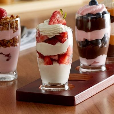 kualitas Handmade 5oz Craft Beer Tasting Kit , Craft Beer Glasses Set With Wooden Paddle pabrik