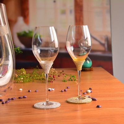 kualitas Diamonds Decorated Crystal Wine Glass As Anniversary Gift pabrik