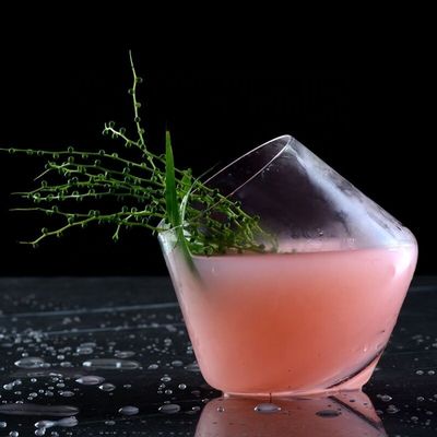 kualitas New Style Unique Shaped Crystal Whiskey Glasses , Tumbler Drinking Glass For Home pabrik