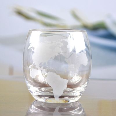 kualitas Globe Design Etched Handmade Whiskey Glass , Whiskey Tasting Glasses For Restaurant pabrik
