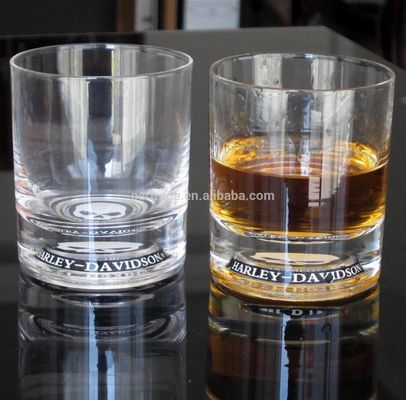 kualitas Logo Debossed Bottom Whiskey Tumbler Glass , Crystal Scotch Glasses For Brands Gift pabrik