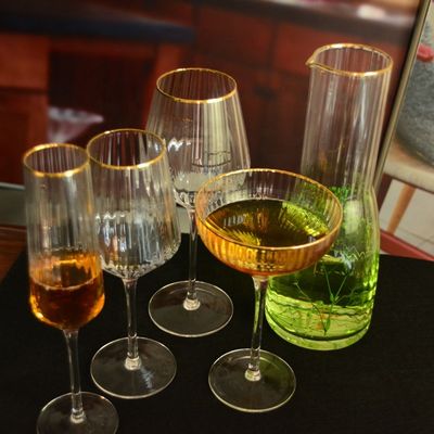 kualitas Customize Gold Rim Optical Stripes Crystal Cocktail Glasses pabrik