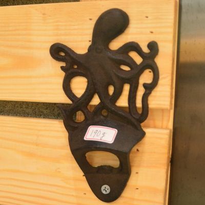kualitas Rustic Wall Mounted Octopus Antique Cast Iron Bottle Opener pabrik