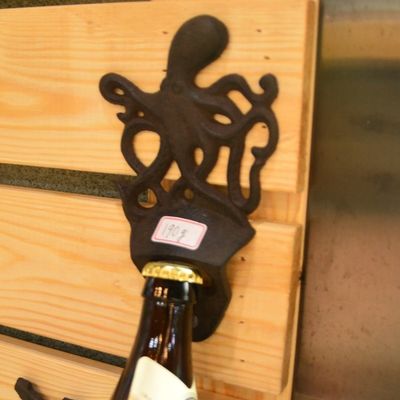 kualitas Rustic Wall Mounted Octopus Antique Cast Iron Bottle Opener pabrik