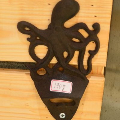 kualitas Rustic Wall Mounted Octopus Antique Cast Iron Bottle Opener pabrik