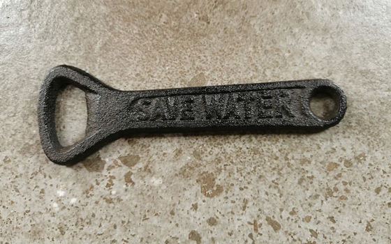 kualitas Exquisite Rustic Metal Bottle Opener Cast Iron Crafts pabrik