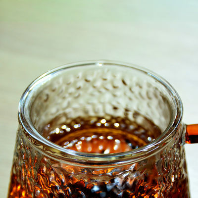 kualitas Handmade Glass Tea Mug With Embossed pattern High Borosilicate GlassTea Cup Tumbler Drinking Glasses pabrik