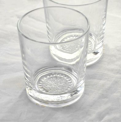kualitas Wholesale Concise Tumbler Drinking Glasses Customized Embossed Flower Pattern Double Old Fashion Glass Cup pabrik