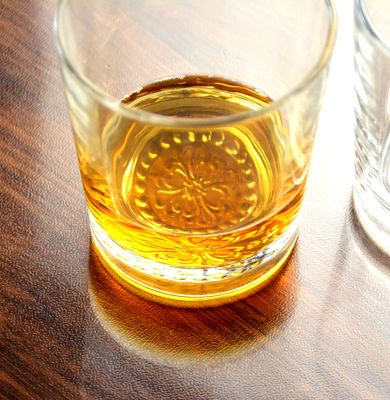 kualitas Wholesale Concise Tumbler Drinking Glasses Customized Embossed Flower Pattern Double Old Fashion Glass Cup pabrik