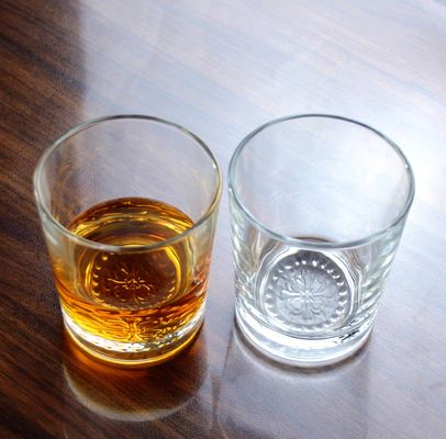 kualitas Wholesale Concise Tumbler Drinking Glasses Customized Embossed Flower Pattern Double Old Fashion Glass Cup pabrik