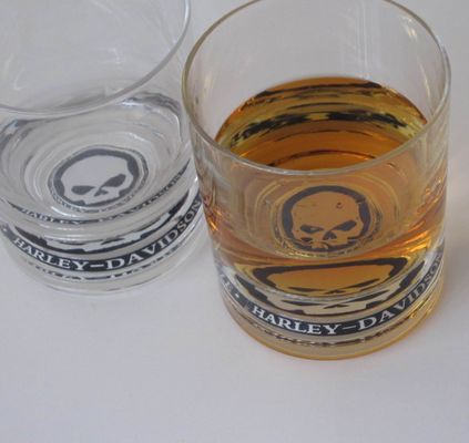 kualitas Logo Debossed Bottom Whiskey Tumbler Glass , Crystal Scotch Glasses For Brands Gift pabrik