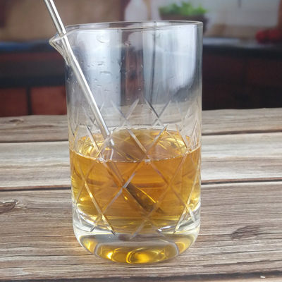 kualitas 550ml Crystal Seamless Cocktail Mixing Glass With Hand Cut pabrik